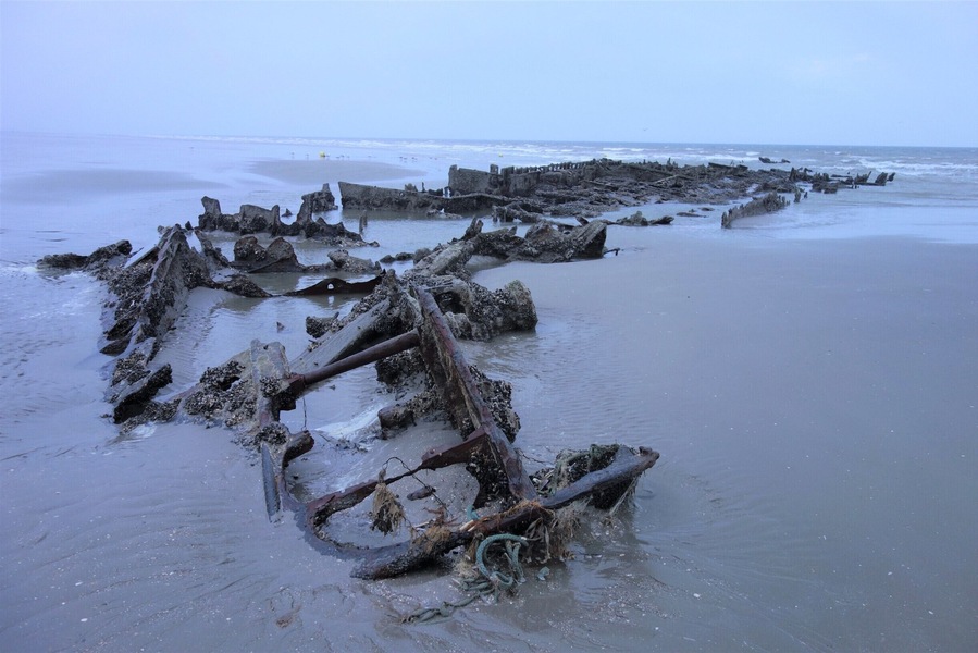 At first sight it may seem a heap of scrap metal, but in fact these are the stripped remains of the British steamer “H.M.S.Crested Eagle” on the beach of Zuydcoote (near Dunkirk). The wreck is a tragic reminder of the WWII Dunkirk evacuation: operation Dynamo. The Crested Eagle run aground on May 29, 1940 after being attacked by German dive bombers and set on fire, killing 300 soldiers and crew.
Operation Dynamo: between the 27th of May and the 4th of June of 1940, some 338.000 mainly British, but also French and Belgian troops were evacuated from the beaches as they fled a German advance towards the coast. The rescue was regarded as a success but there were also around 90,000 killed, wounded or taken prisoner. During the operation 243 ships were sunk and the RAF lost 106 aircraft.
The shipwrecks on the beach of Zuydcoote can only be seen at spring tides. This shot was taken during low tide on April 1st, 2018 #BeachTips! #BVSBlue #LocalSecrets #Trovember #History