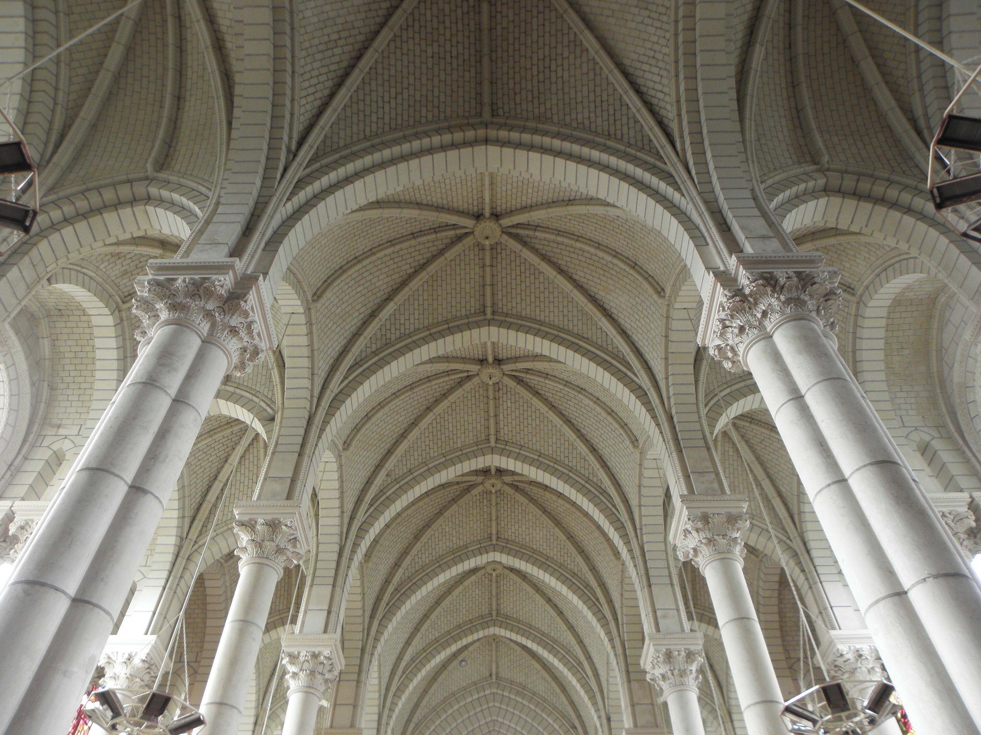 Église Notre-Dame la Neuve de Chemillé-Melay (49). Intérieur. Voûtes de la nef.