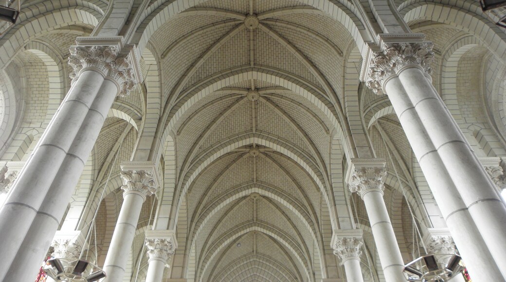 Église Notre-Dame la Neuve de Chemillé-Melay (49). Intérieur. Voûtes de la nef.