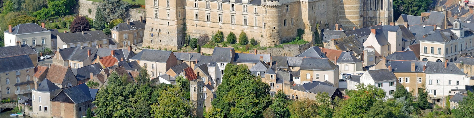 France, Pays de la Loire, Maine et Loire, Durtal, Château de Durtal au bord du Loir, vue aérienne