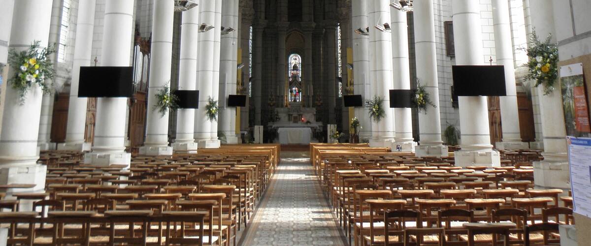 Église Notre-Dame la Neuve de Chemillé-Melay (49). Intérieur.