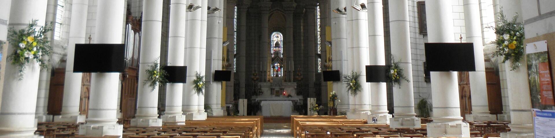 Église Notre-Dame la Neuve de Chemillé-Melay (49). Intérieur.
