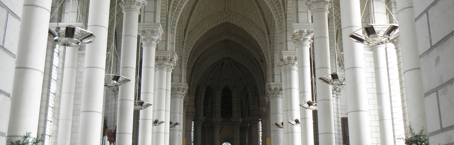 Église Notre-Dame la Neuve de Chemillé-Melay (49). Intérieur.