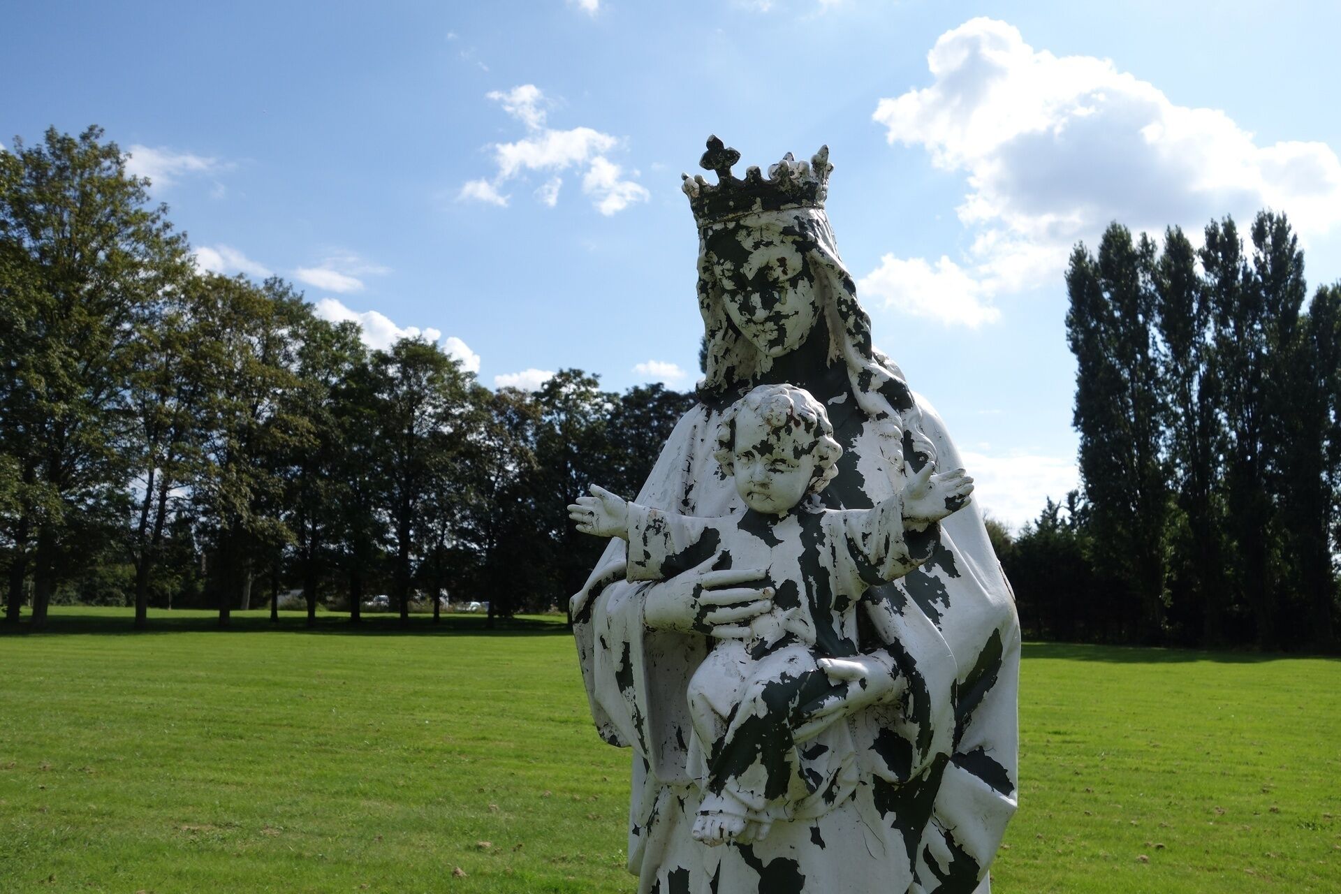 Statue de la vierge et l'enfant au sud-ouest du château de Combreux, Tournan-en-Brie