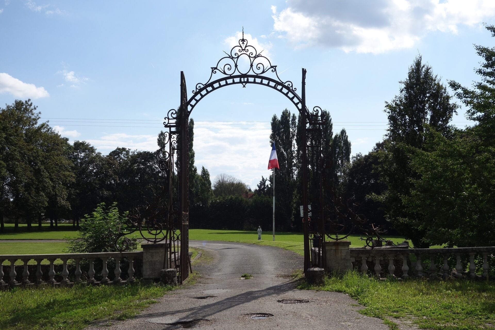 Grille d'entrée principale du château de Combreux, Tournan-en-Brie