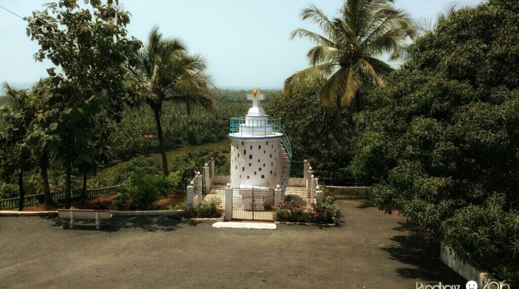 The Holy Cross Chapel is on top of the Baradi Hill in Salcette District, South Goa, and is overlooking the conjunction of Sal river and Arabian Sea.