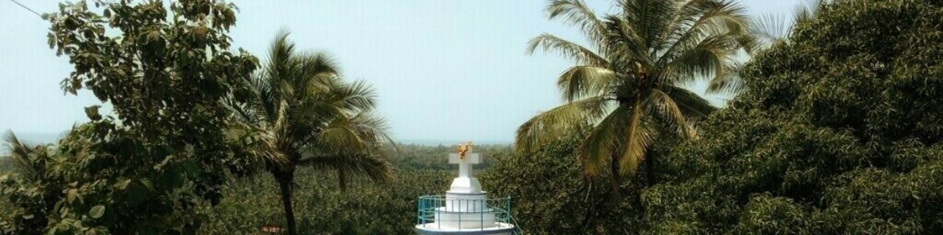 The Holy Cross Chapel is on top of the Baradi Hill in Salcette District, South Goa, and is overlooking the conjunction of Sal river and Arabian Sea.