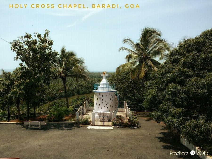 The Holy Cross Chapel is on top of the Baradi Hill in Salcette District, South Goa, and is overlooking the conjunction of Sal river and Arabian Sea.