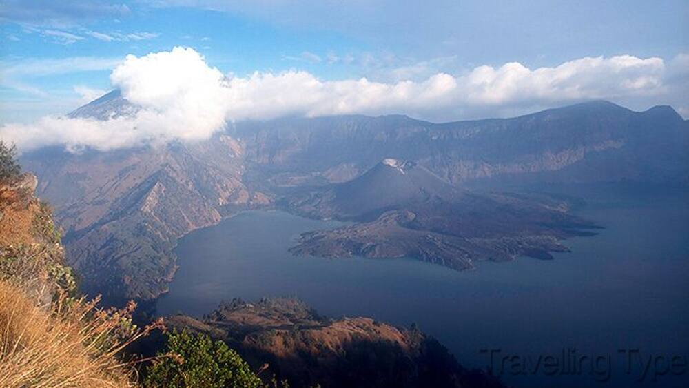 Un paysage montagneux avec un lac et un volcan.