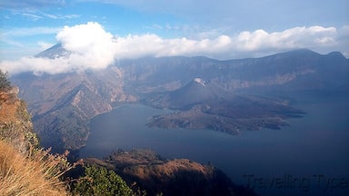 Paisagem montanhosa com um lago e um vulcão.