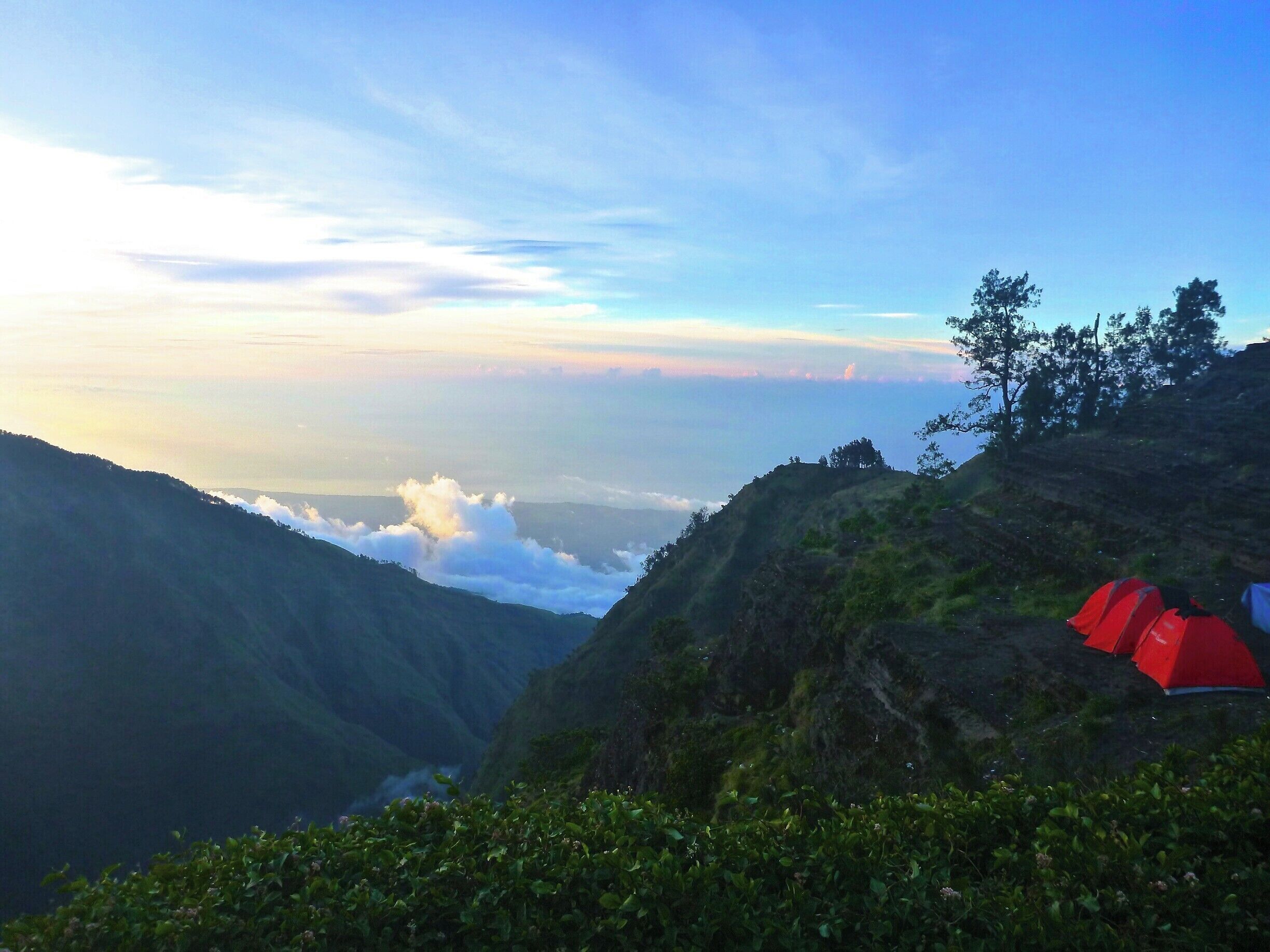 Not a bad camping spot eh? 

Our last camp on our way to the top of Mount Rinjani on the island of Lombok, Indonesia.

#indonesia #lombok #hike #goldenhour
#hiking