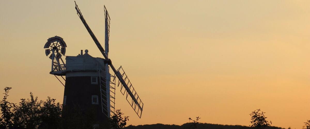 Iconic windmill for the sunset photo in Cley