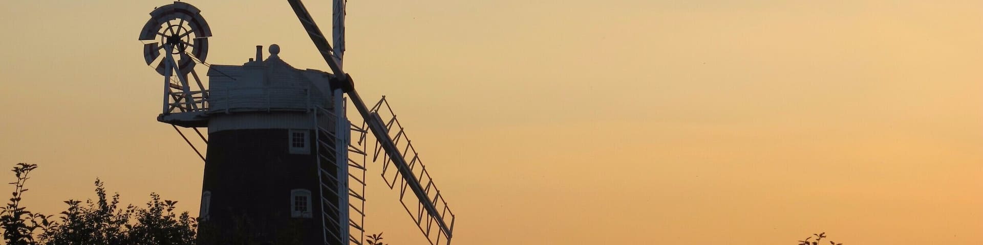 Iconic windmill for the sunset photo in Cley