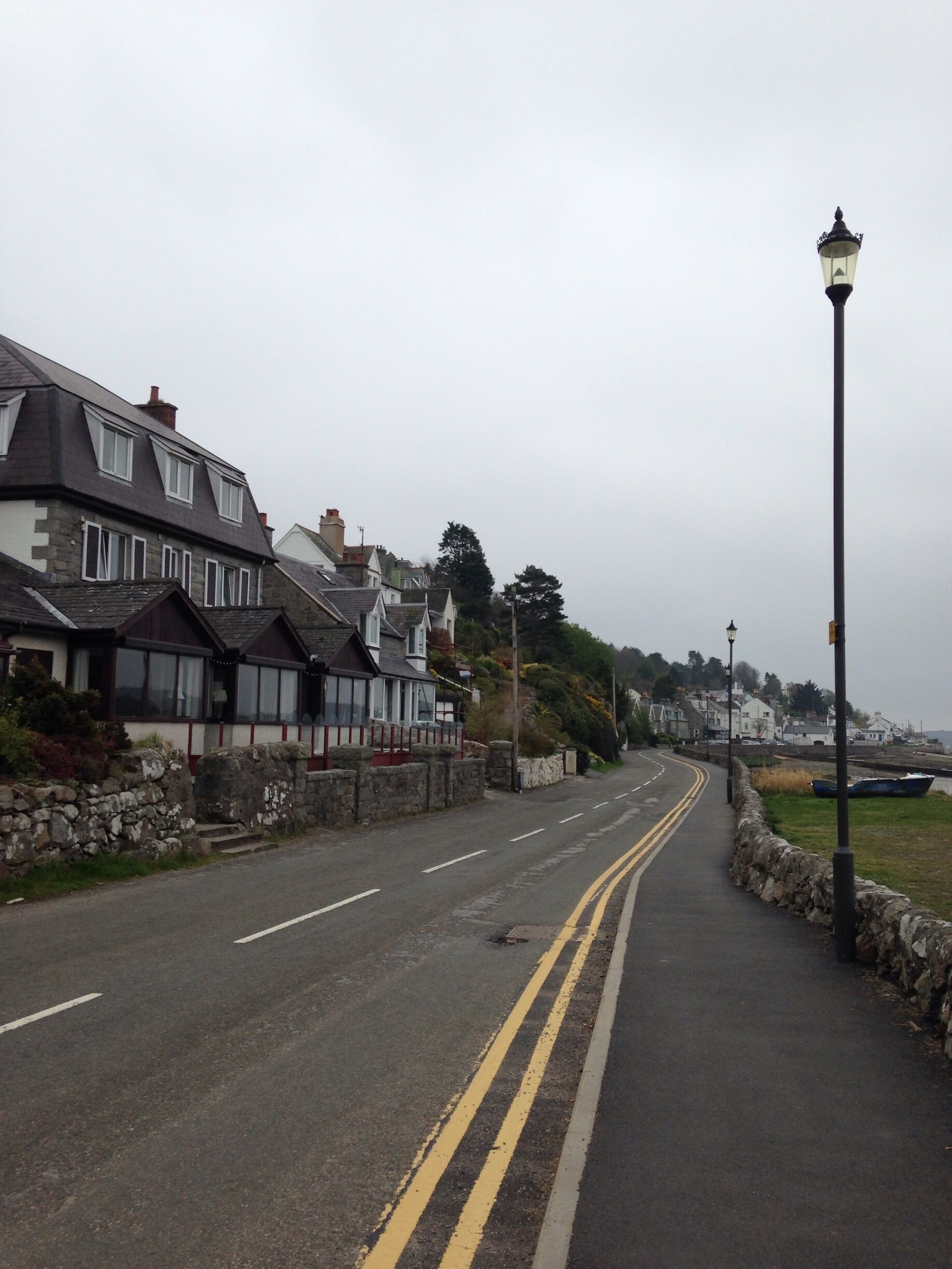 Three miles south of Dalbeattie, a side road turns west and takes you into the little village of Kippford.
At the end of the road is a little craft shop and tea room called "The Ark" where lovely teas and cakes were had by all 😊