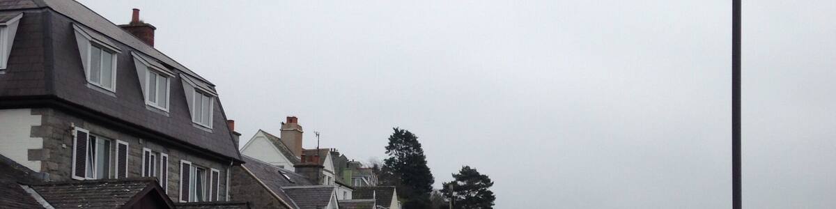 Three miles south of Dalbeattie, a side road turns west and takes you into the little village of Kippford.
At the end of the road is a little craft shop and tea room called "The Ark" where lovely teas and cakes were had by all 😊