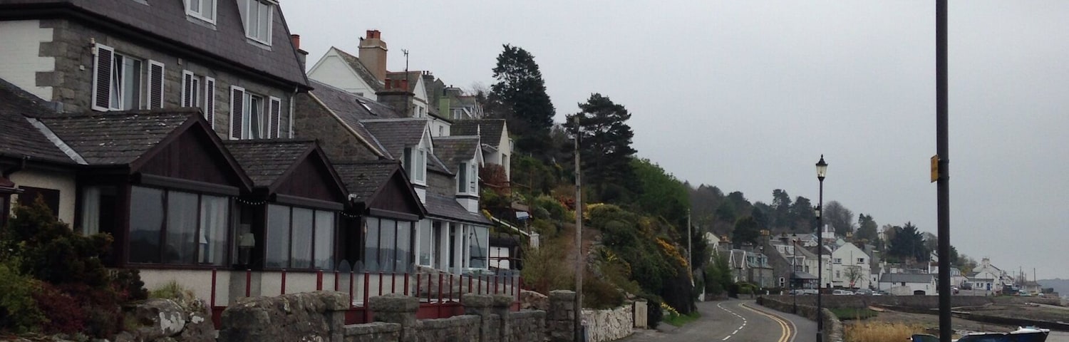 Three miles south of Dalbeattie, a side road turns west and takes you into the little village of Kippford.
At the end of the road is a little craft shop and tea room called "The Ark" where lovely teas and cakes were had by all 😊