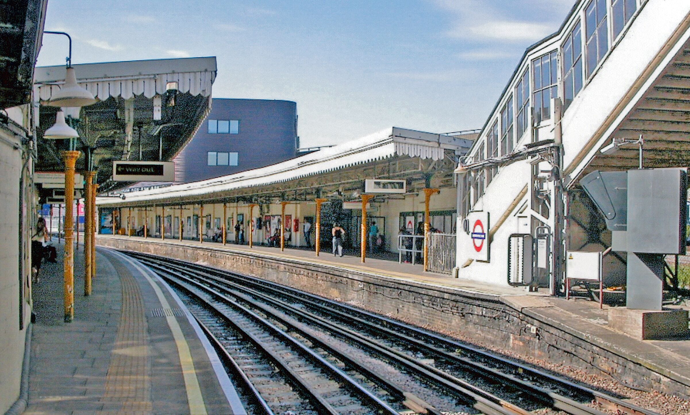 Westbourne Park LUL Station. View westward, towards Hammersmith (Met.): ex-GW & Metropolitan, now LUL Hammersmith & City Line.