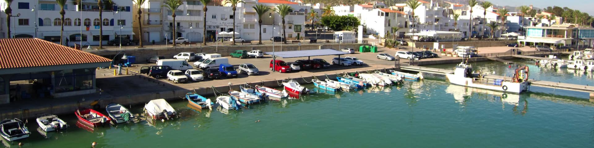 Las Casas de Alcanar (Les Cases d'Alcanar ) es una entidad de población adscrita al municipio de Alcanar, y situada en la comarca del Montsiá, Tarragona