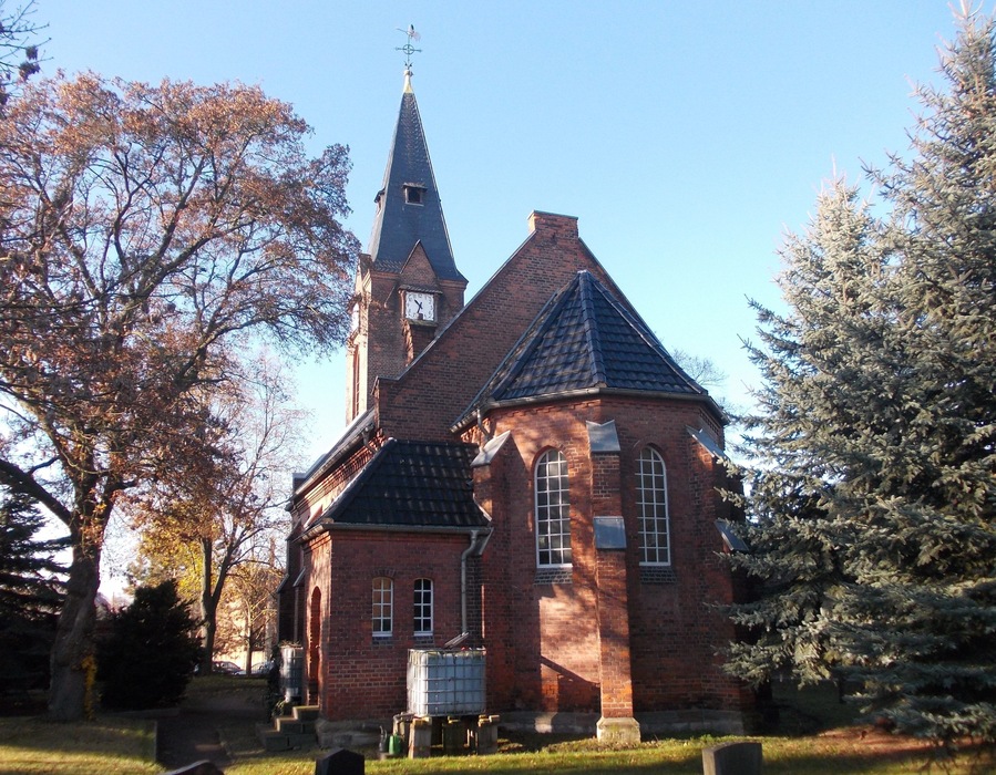 Una iglesia con un campanario alto y un reloj.