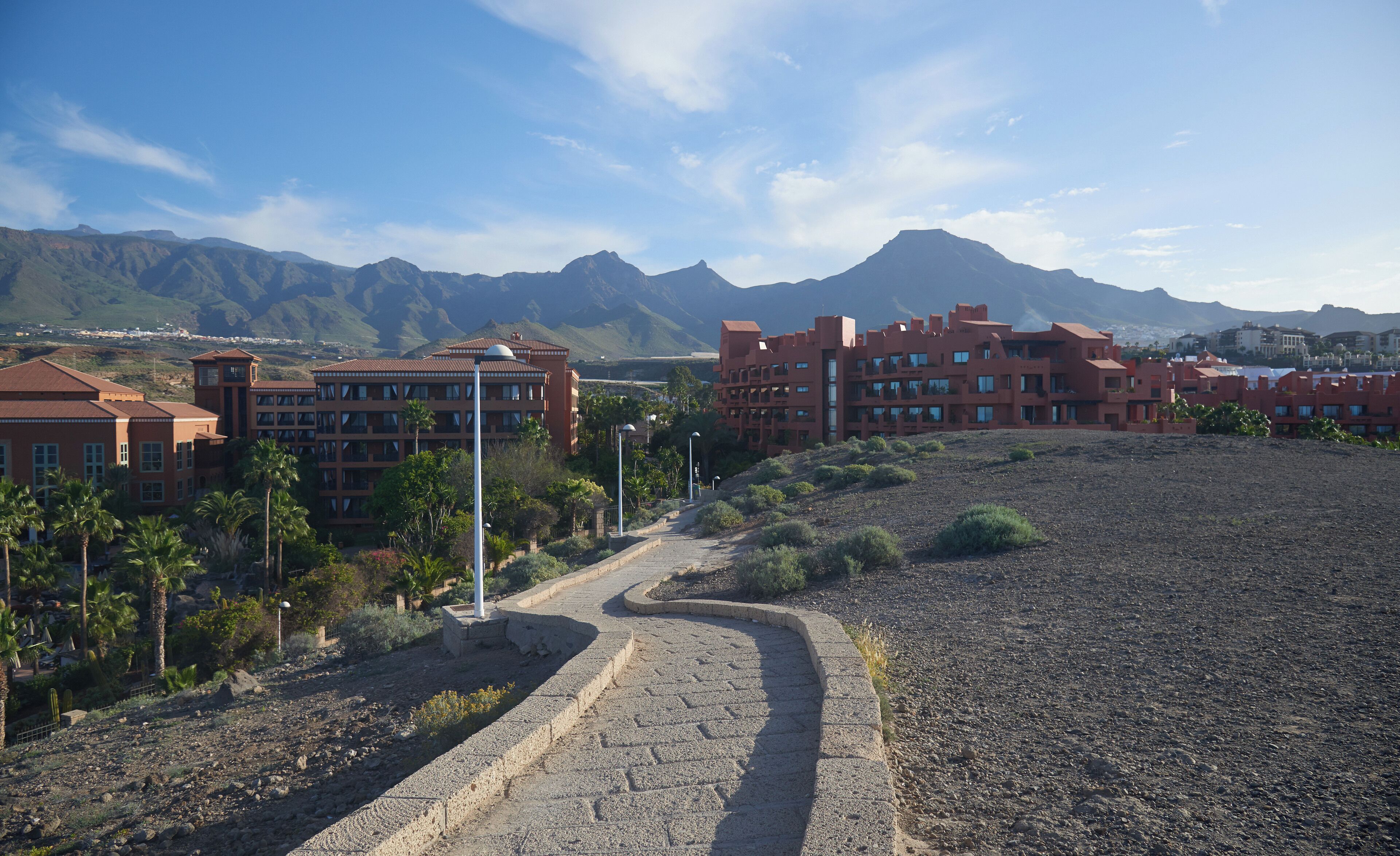 Zicht op Hotel Sheraton La Caleta (rechts) in Costa Adeje, Tenerife