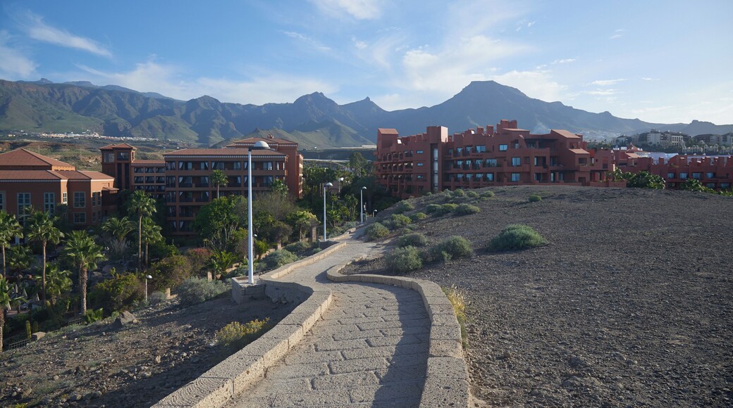 Zicht op Hotel Sheraton La Caleta (rechts) in Costa Adeje, Tenerife