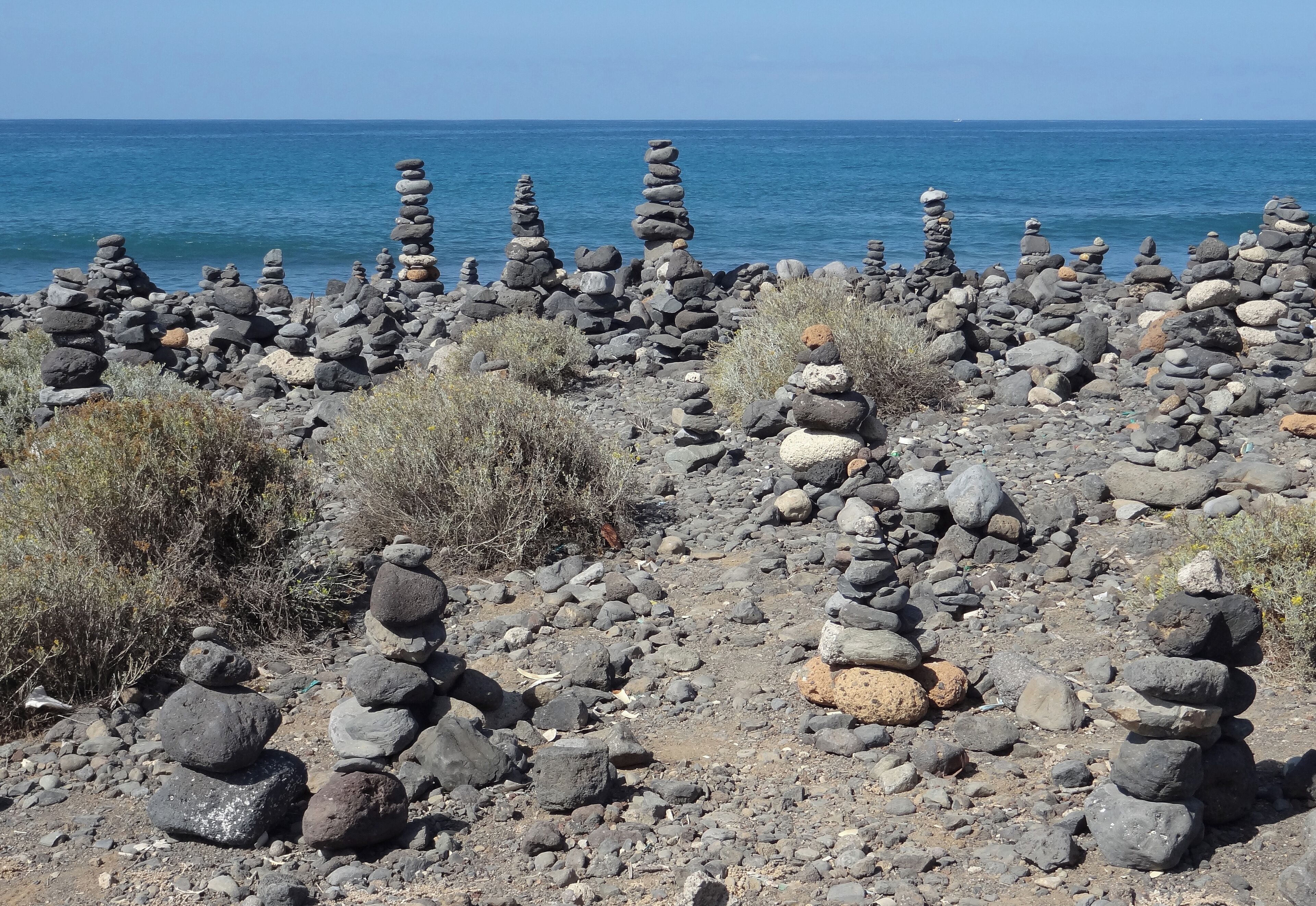 Gestapelde stenen (steenmannetjes) bij het strand van Adeje, Tenerife