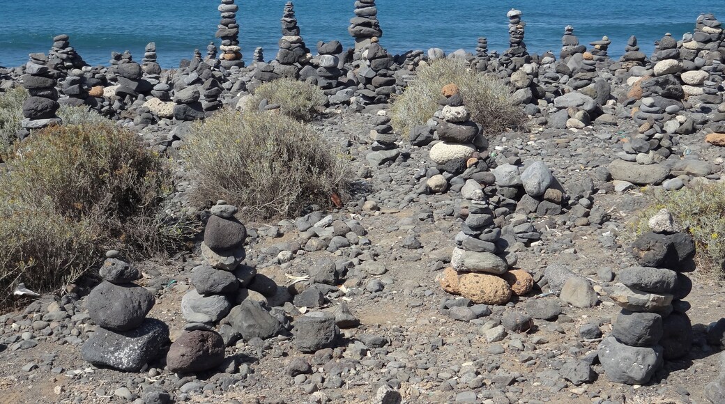 Gestapelde stenen (steenmannetjes) bij het strand van Adeje, Tenerife