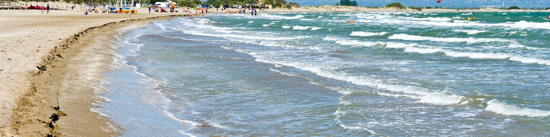 Kite surfing and windsurfing off Riumar beach, near Deltebre, Parc Natural del Delta de l'Ebre, Castellón, Eastern Spain