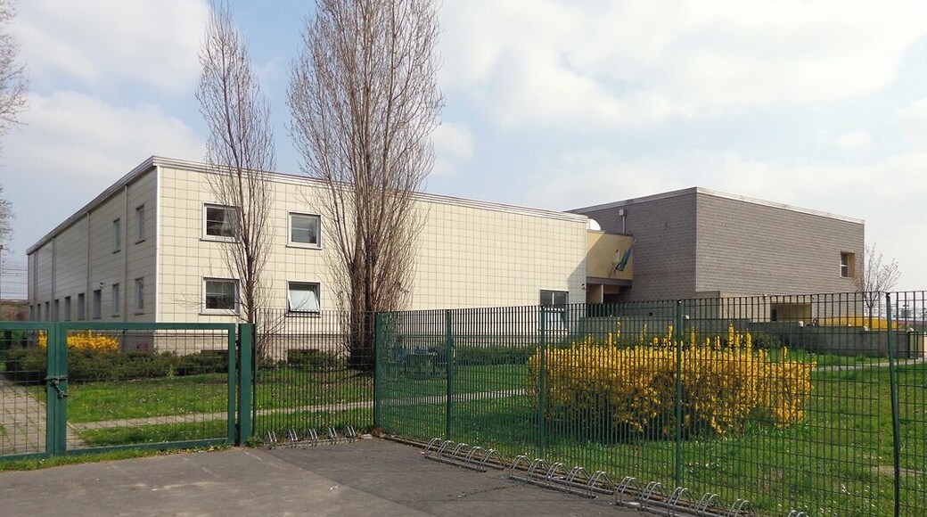 Milano, la biblioteca "Valvassori Peroni" nell'omonima via.