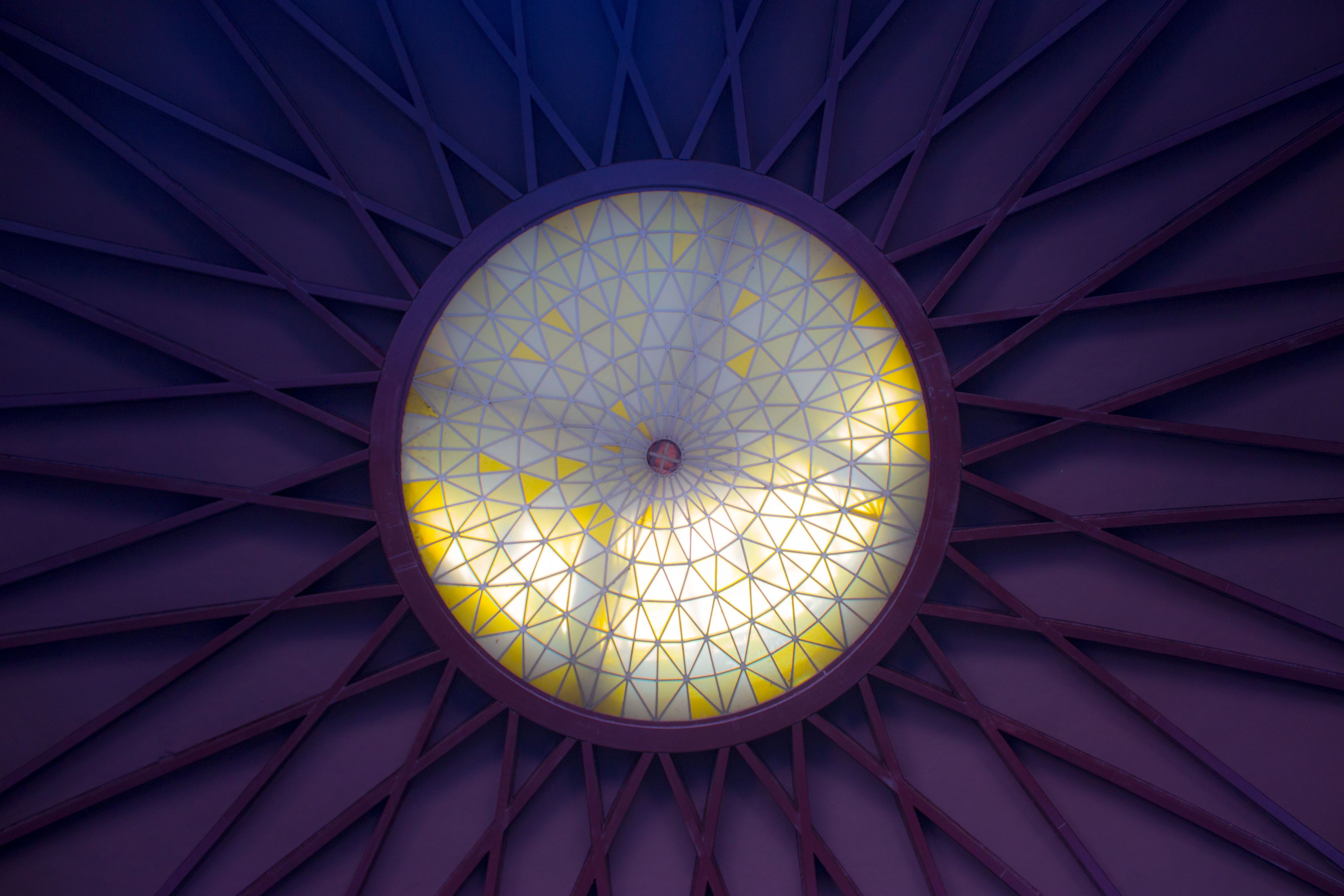 Cúpula de cristal y hormigón en la Junta Municipal del Distrito de Moncloa-Aravaca (Madrid, España)