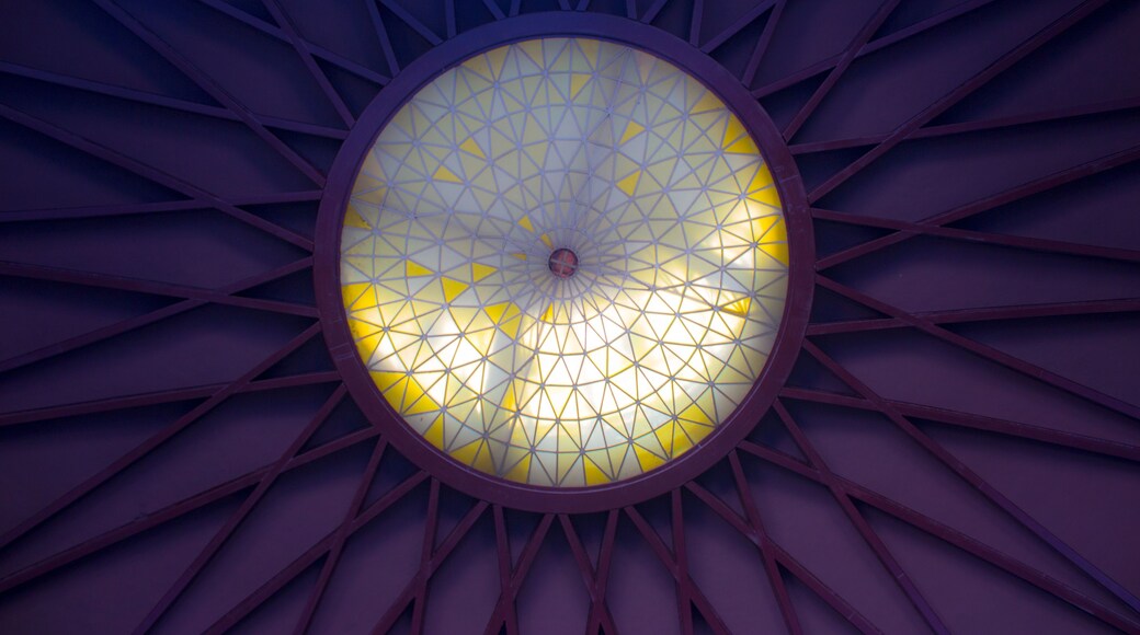 Cúpula de cristal y hormigón en la Junta Municipal del Distrito de Moncloa-Aravaca (Madrid, España)