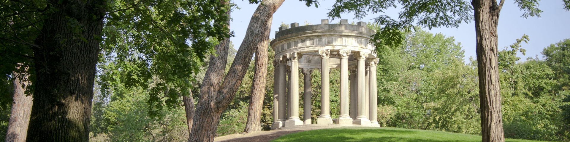 Bonito parque en el barrio de la Alameda de Osuna en el distrito de Barajas, Madrid.