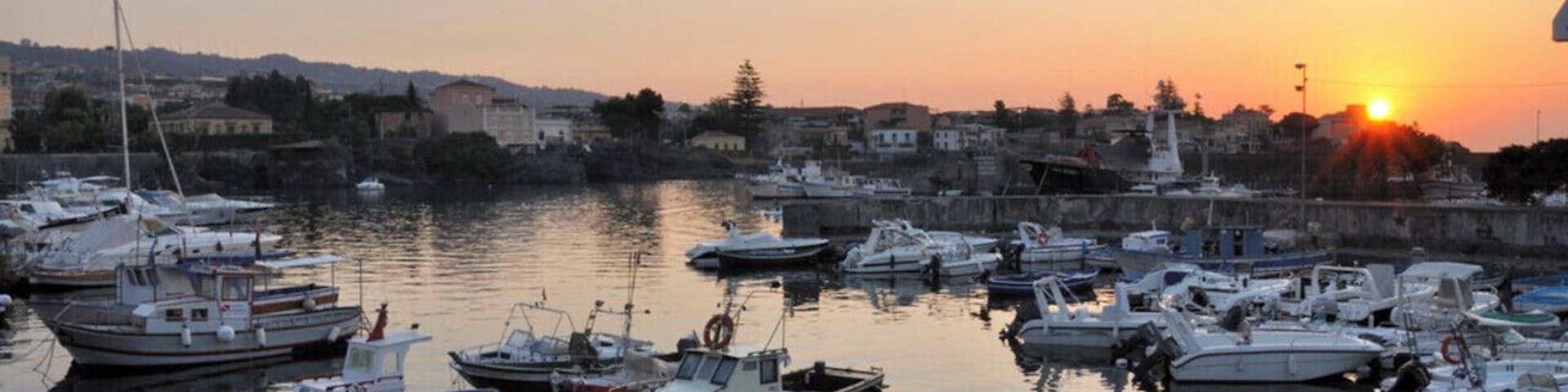 Porto turistico di Ognina Catania - Gommoni e Barche - Creative Commons by gnuckx