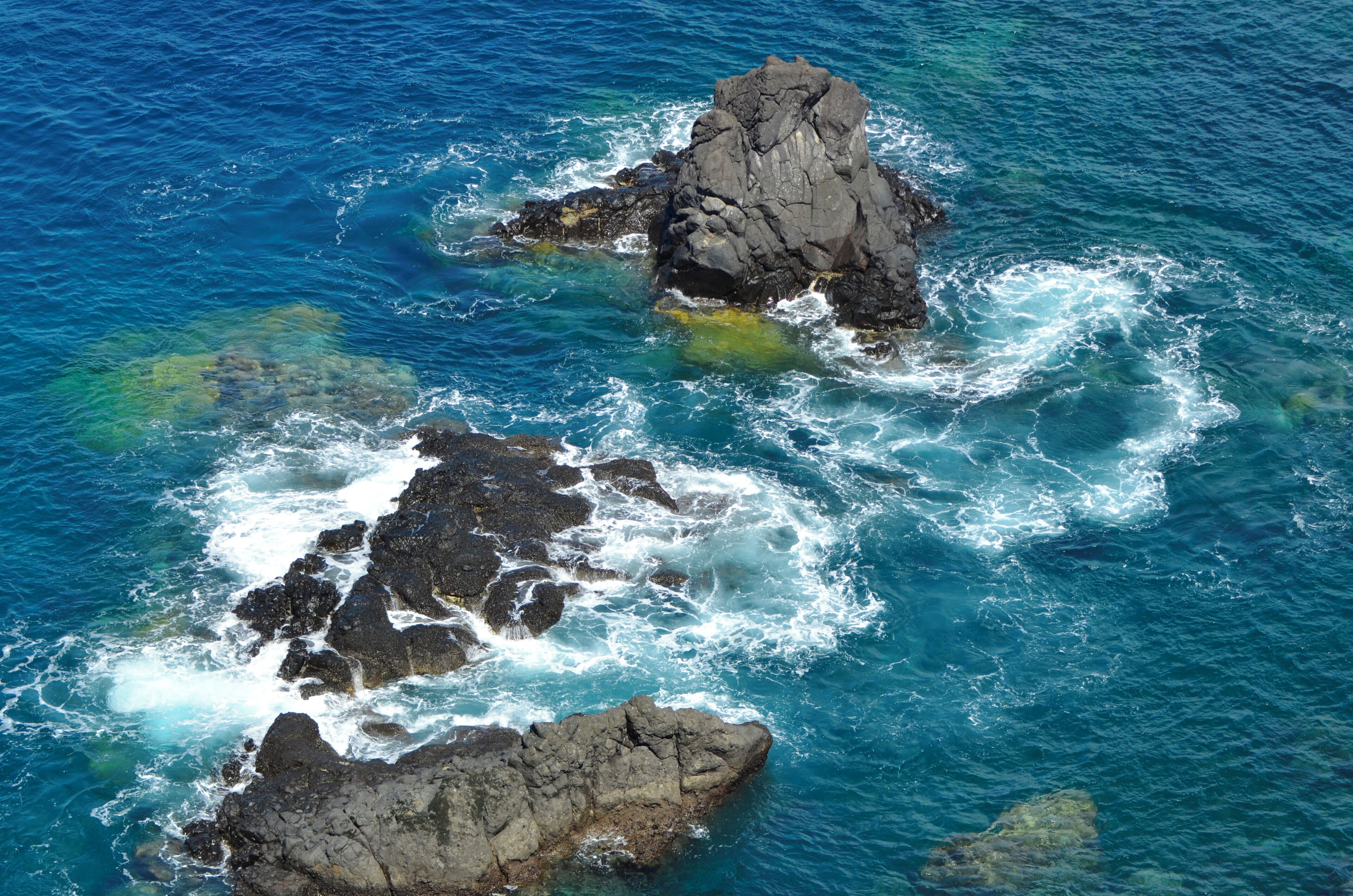 Formação de rochas no mar de Fernando de Noronha.