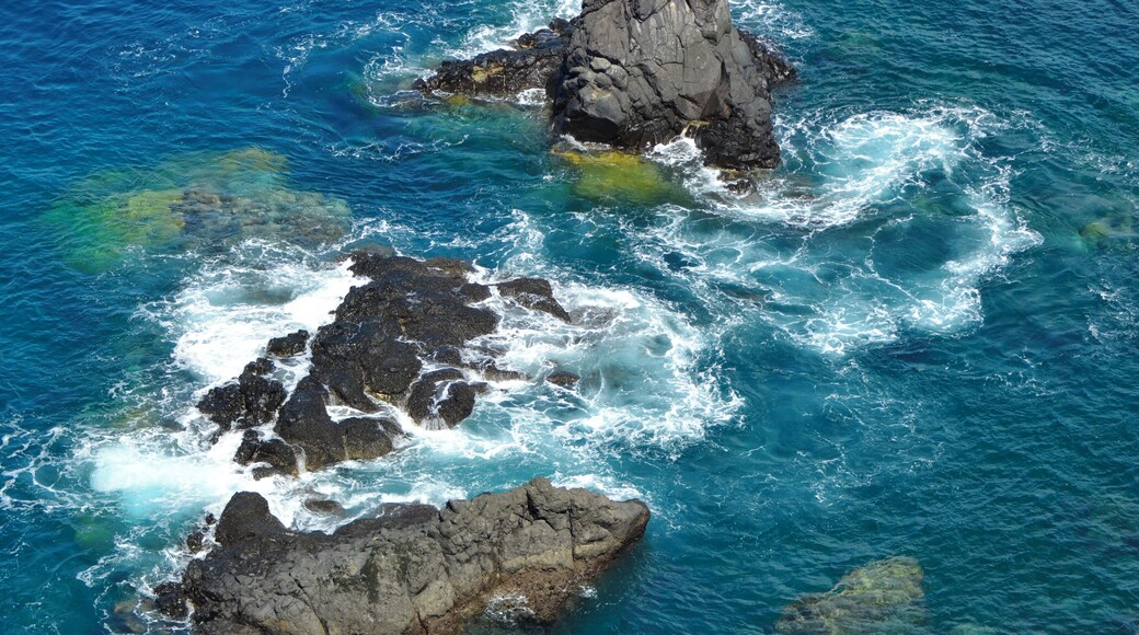 Formação de rochas no mar de Fernando de Noronha.