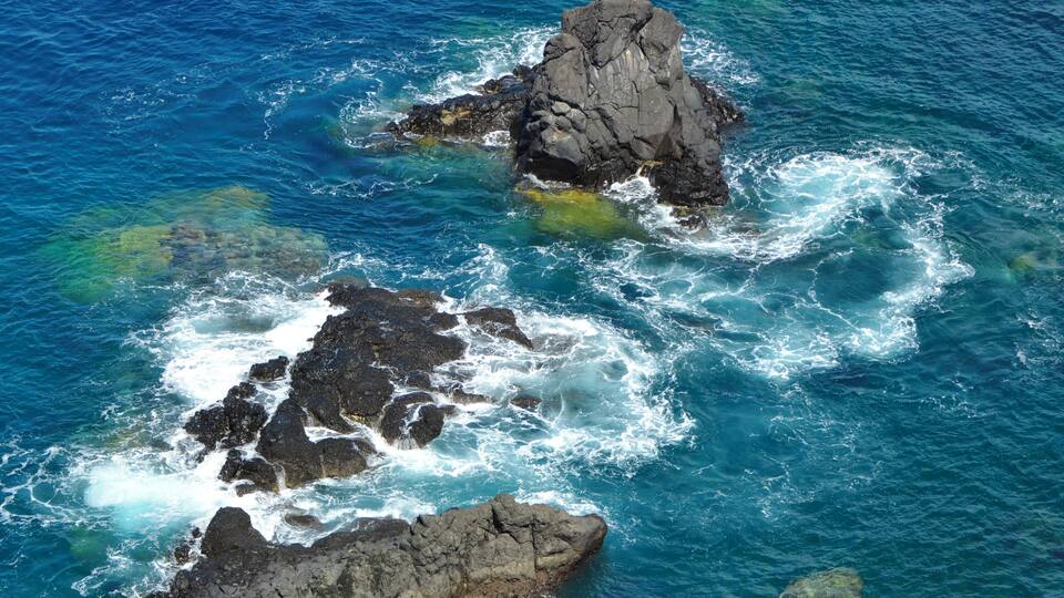 Formação de rochas no mar de Fernando de Noronha.