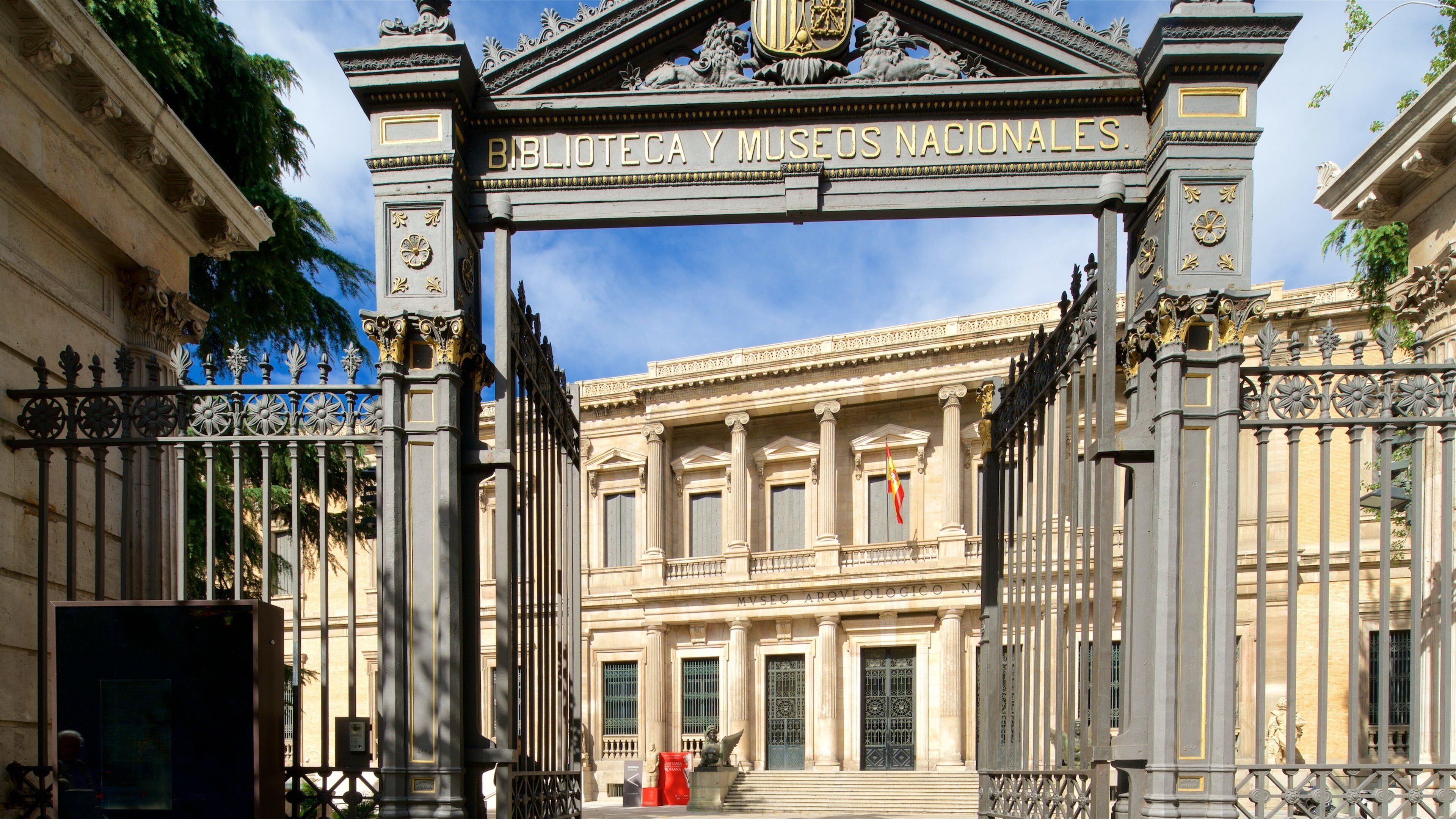 L'ingresso della Biblioteca y Museos Nacionales, con cancelli in ferro battuto lavorati e architettura classica.
