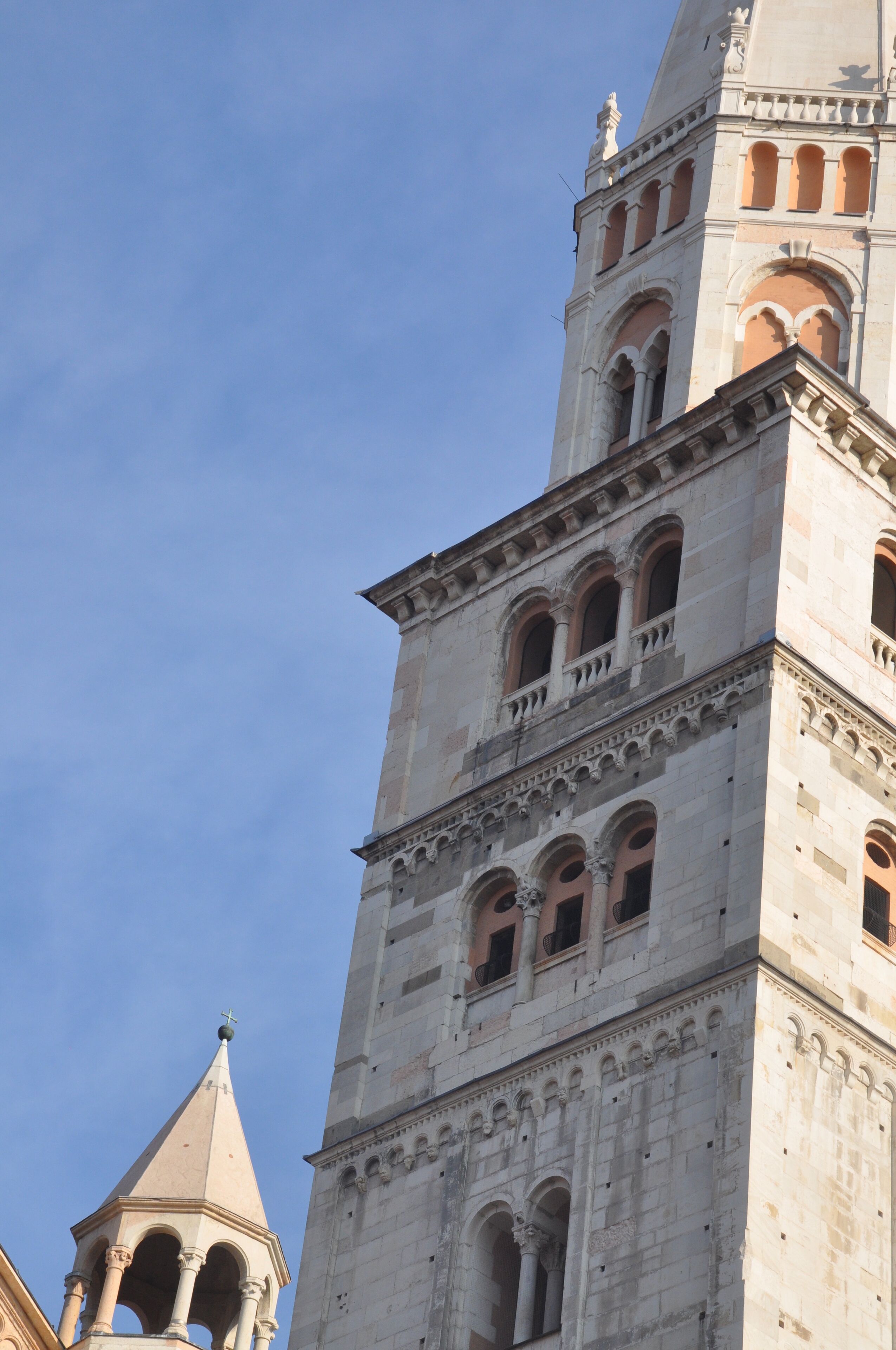 Un bâtiment historique doté de nombreuses fenêtres en arc de cercle et d’une tour imposante.