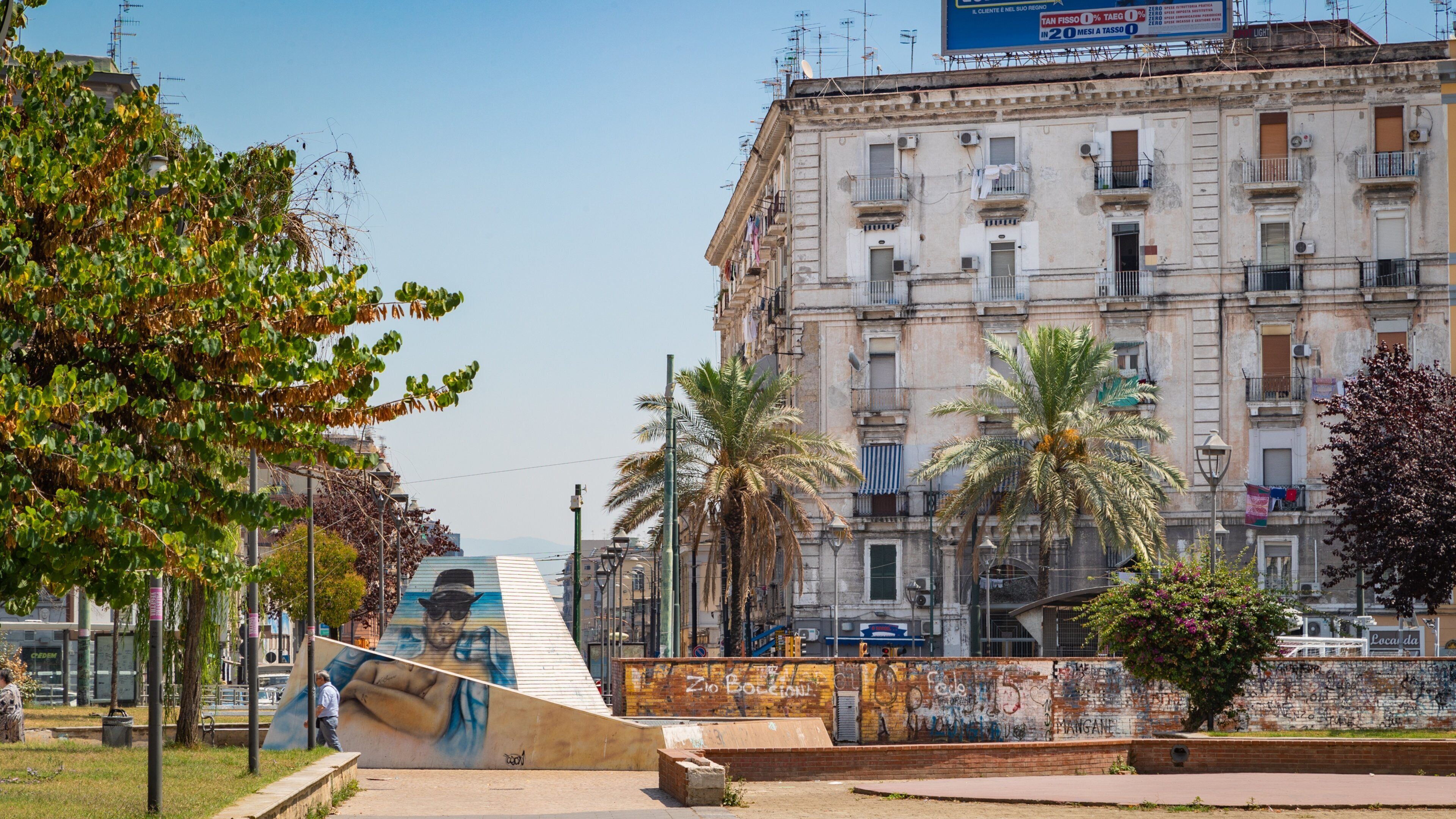 Vasto featuring outdoor art