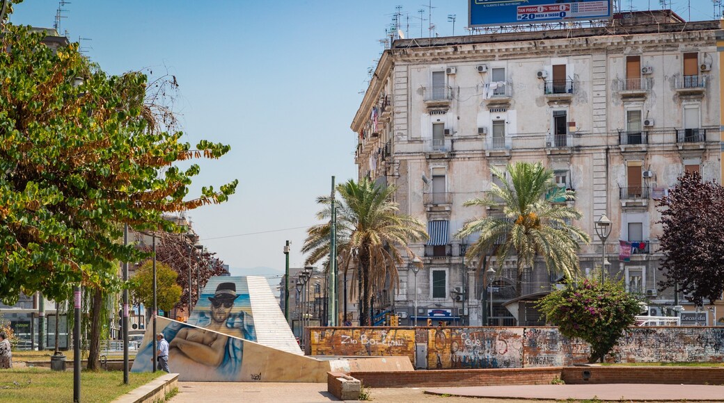 Vasto featuring outdoor art