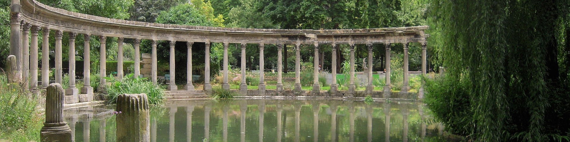 Dans la Rome antique, la Naumachie était un bassin dans lequel les spectacles de batailles navales étaient représentés. Celle du Parc Monceau fut construite avec les colonnes de l’ancienne Rotonde des Valois, édifice commandé par Catherine de Médicis.