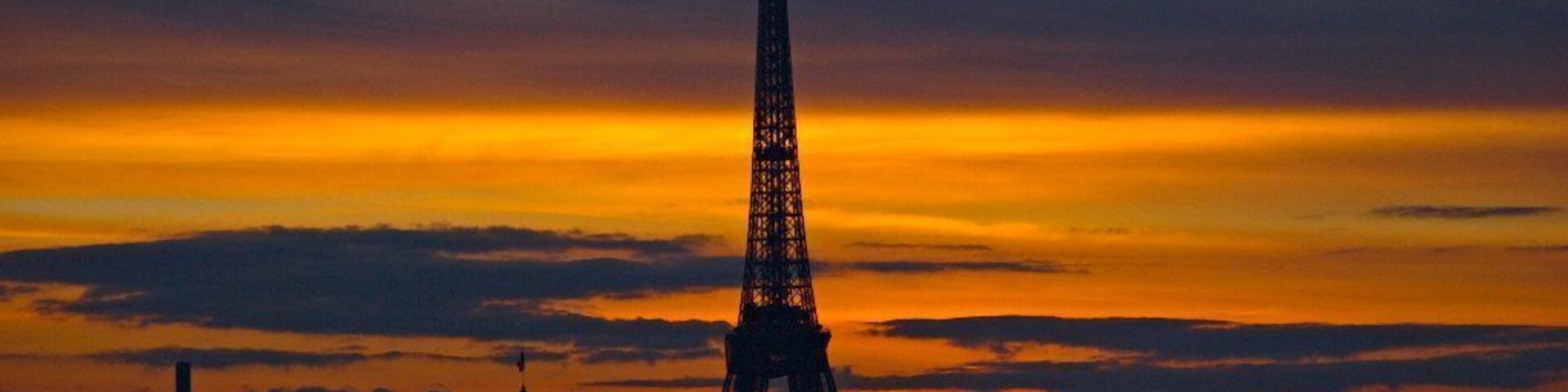 Widok z dachu jednego z najstarszych domów towarowych w Paryżu. Z Au Printemps. Został on otwarty w 1864 roku i nieprzerwanie do dzisiejszych dni funkcjonuje. Byłem jednak rozczarowany asortymentem tego domu handlowego, dodatkowo niebotyczne ceny nieuzasad