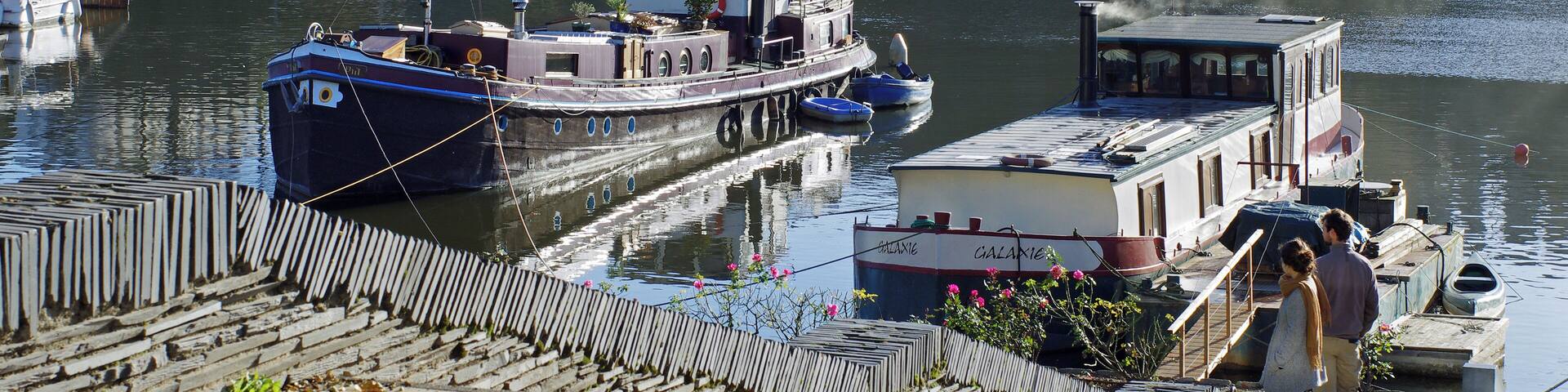 La Cale de la Savatte (Le port fluvial d'Angers). Le quai de la Savatte n'a rien à voir avec une quelconque chaussure, c'était une pièce de bois sur laquelle reposaient les navires à fond plat, les gabares. Jusque vers 1860, la Maine serpentait entre des îlots de prairies qui la divisaient en plusieurs bras. La plus grande de ces îles, l’île de la Savatte était bâtie. L’île de la Savatte, seule île bâtie, est aussi appelée île des Carmes, suite à l’établissement d’un couvent de l’ordre mendiant des Carmes en 1368. On appelait le bras de Maine entre la Doutre et l’île, le canal de la Tannerie. C’était un endroit malodorant, à cause des tanneurs qui y avaient installé leur industrie. A partir des premières décennies du XIXe siècle sont véritablement construits des quais, même si les projets en remontaient au moins à 1630. La métamorphose se poursuit après l'inondation de 1856 qui suscite en 1861 un programme d’assainissement et d’exhaussement des "bas quartiers" avec l’aide de l’État. Il faut vingt ans pour métamorphoser la rive droite. L’île de la Savatte est réunie à la Doutre en 1863-1865 avec les déblais du boulevard Descazeaux. En 1869, on creuse cette prairie pour créer la cale de la Savatte, entourée de nouveaux quais empierrés et utilisée comme port au sable jusqu’en 1984. Le quai des Carmes bâti en 1872-1878 et son prolongement jusqu’à la Haute-Chaîne seront achevés en 1883. Par la suite, le tracé de la rivière n’évolue plus de façon fondamentale. Depuis, la cale est devenue un port de plaisance. The slipway Savatte ( The river port of Angers) . The wharf Savatte has nothing to do with any shoe, it was a piece of wood on which rested the ships flat bottom, the scows.. Until 1860 , the Maine snaked between grassland patches which divided into several branches . The largest of these islands, the island of Savatte was built. The island of Savatte only island built , is also called Island of the Carmes , following the establishment of a convent of Carmes mendicant order in 1368. Maine 's arm was called between Doutre and the island, the channel Tannery . It was a smelly place , because tanners who had installed their industry. From the first decades of the nineteenth century are truly built docks , even if projects dating back at least to 1630 . The metamorphosis continues after the flood of 1856 which raises in 1861 a sanitation program and uplift of " slums " with the help of the state. It takes twenty years to transform the right bank. The island is joined to the Savatte Doutre in 1863-1865 with muck Boulevard Descazeaux . In 1869, we dig this meadow to create the hold of Savatte surrounded by new platforms and stony sand used as port until 1984. Quai des Carmelites built in 1872-1878 and its extension to the Upper Channel will be completed in 1883. Thereafter, the route of the river no longer changes fundamentally. Since the wedge became a marina .