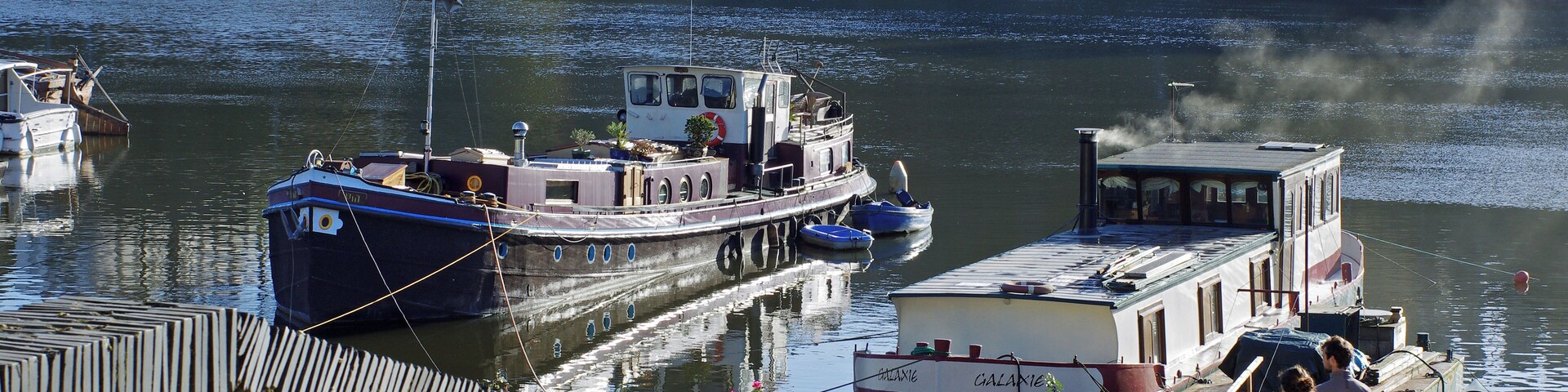 La Cale de la Savatte (Le port fluvial d'Angers). Le quai de la Savatte n'a rien à voir avec une quelconque chaussure, c'était une pièce de bois sur laquelle reposaient les navires à fond plat, les gabares. Jusque vers 1860, la Maine serpentait entre des îlots de prairies qui la divisaient en plusieurs bras. La plus grande de ces îles, l’île de la Savatte était bâtie. L’île de la Savatte, seule île bâtie, est aussi appelée île des Carmes, suite à l’établissement d’un couvent de l’ordre mendiant des Carmes en 1368. On appelait le bras de Maine entre la Doutre et l’île, le canal de la Tannerie. C’était un endroit malodorant, à cause des tanneurs qui y avaient installé leur industrie. A partir des premières décennies du XIXe siècle sont véritablement construits des quais, même si les projets en remontaient au moins à 1630. La métamorphose se poursuit après l'inondation de 1856 qui suscite en 1861 un programme d’assainissement et d’exhaussement des "bas quartiers" avec l’aide de l’État. Il faut vingt ans pour métamorphoser la rive droite. L’île de la Savatte est réunie à la Doutre en 1863-1865 avec les déblais du boulevard Descazeaux. En 1869, on creuse cette prairie pour créer la cale de la Savatte, entourée de nouveaux quais empierrés et utilisée comme port au sable jusqu’en 1984. Le quai des Carmes bâti en 1872-1878 et son prolongement jusqu’à la Haute-Chaîne seront achevés en 1883. Par la suite, le tracé de la rivière n’évolue plus de façon fondamentale. Depuis, la cale est devenue un port de plaisance. The slipway Savatte ( The river port of Angers) . The wharf Savatte has nothing to do with any shoe, it was a piece of wood on which rested the ships flat bottom, the scows.. Until 1860 , the Maine snaked between grassland patches which divided into several branches . The largest of these islands, the island of Savatte was built. The island of Savatte only island built , is also called Island of the Carmes , following the establishment of a convent of Carmes mendicant order in 1368. Maine 's arm was called between Doutre and the island, the channel Tannery . It was a smelly place , because tanners who had installed their industry. From the first decades of the nineteenth century are truly built docks , even if projects dating back at least to 1630 . The metamorphosis continues after the flood of 1856 which raises in 1861 a sanitation program and uplift of " slums " with the help of the state. It takes twenty years to transform the right bank. The island is joined to the Savatte Doutre in 1863-1865 with muck Boulevard Descazeaux . In 1869, we dig this meadow to create the hold of Savatte surrounded by new platforms and stony sand used as port until 1984. Quai des Carmelites built in 1872-1878 and its extension to the Upper Channel will be completed in 1883. Thereafter, the route of the river no longer changes fundamentally. Since the wedge became a marina .