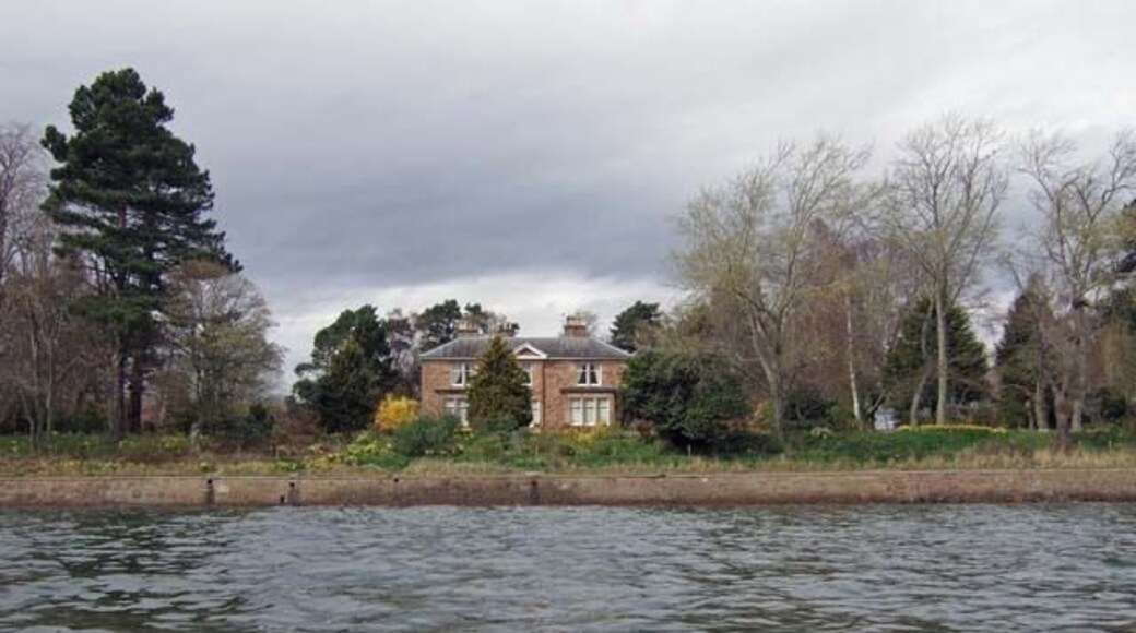 Pollo House - Nigg Bay This grand dwelling commands fine views over Nigg bay to the Cromarty Sutors.