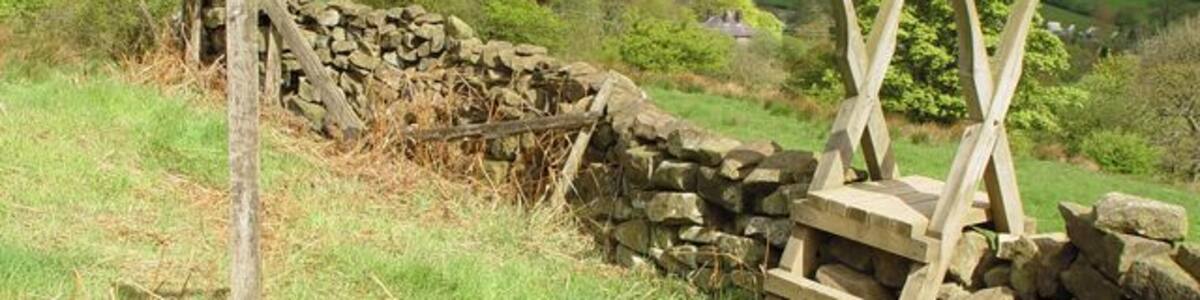 Stile. The valley beyond the wall is Rosedale. For a view of the village see 913722.
