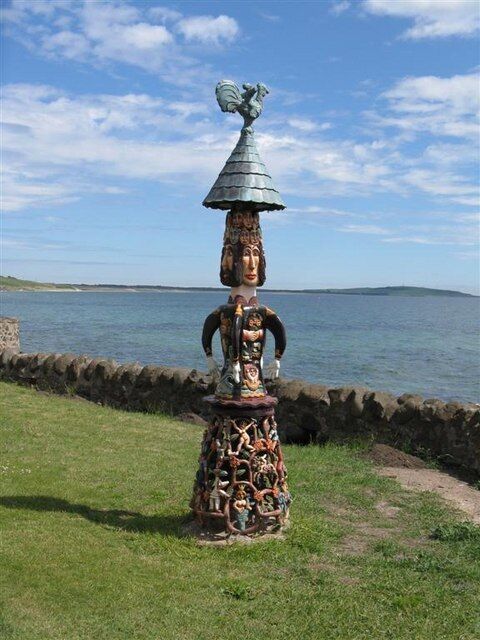 Garden statue in Lower Largo No details known - there is some inscription around the middle, but not readable from the road. A Fife version of the 'Tree-of-Life'?