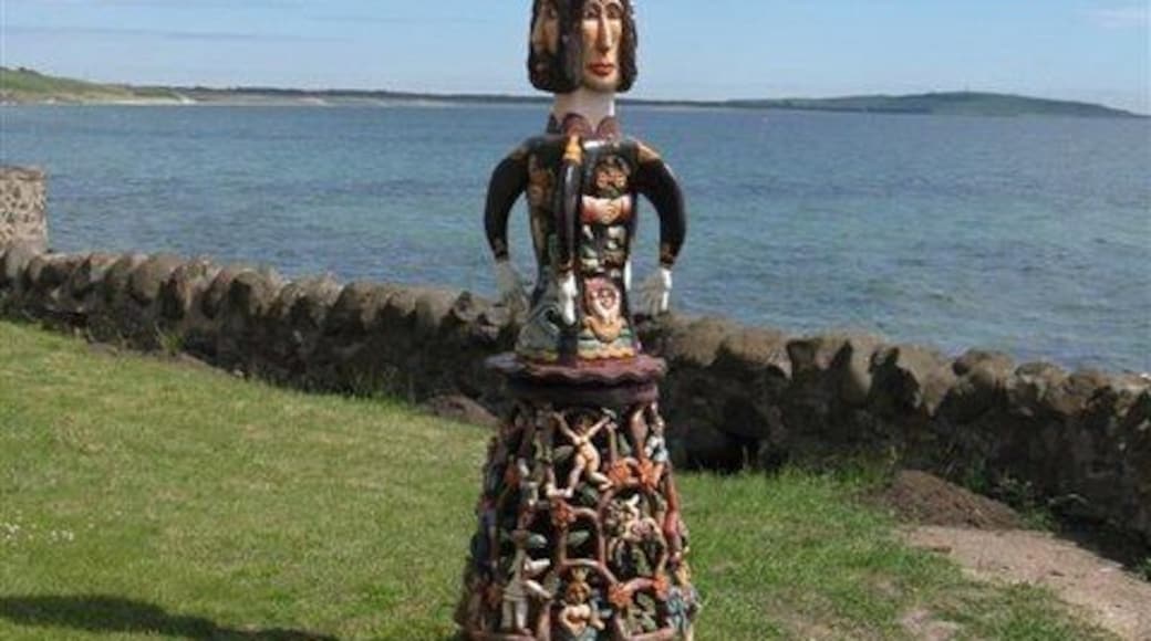 Garden statue in Lower Largo No details known - there is some inscription around the middle, but not readable from the road. A Fife version of the 'Tree-of-Life'?