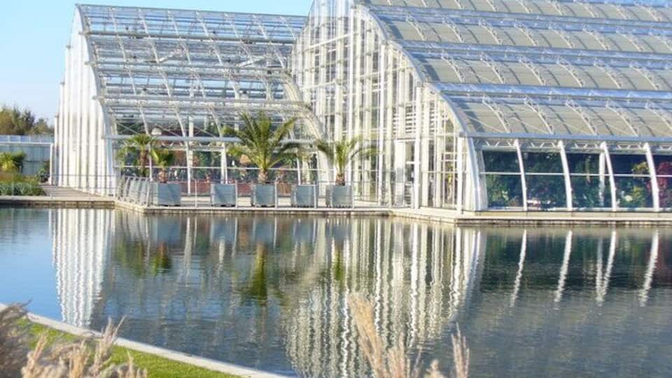 Glasshouse Gables Reflections of RHS Wisley Garden's glasshouse in the adjacent ornamental lake. http://www.rhs.org.uk/WhatsOn/gardens/wisley/index.asp