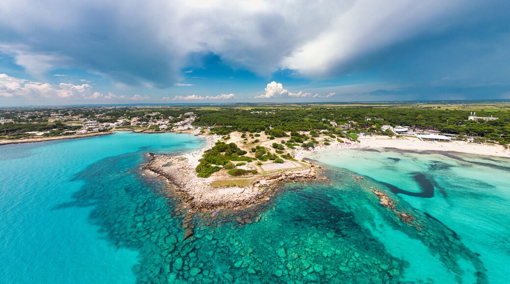 Salento - vista panoramica dal drone del mare e la scogliera in un pomeriggio di estate - marina di Pulsano, Taranto, Puglia, Italy
